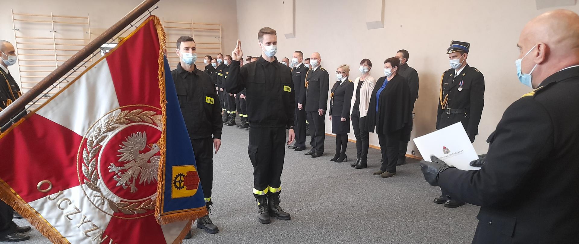 Uroczysta zbiórka z okazji wręczenia medali Zasłużony dla Ochrony Przeciwpożarowej oraz złożenia roty ślubowania nowo przyjętych funkcjonariuszy