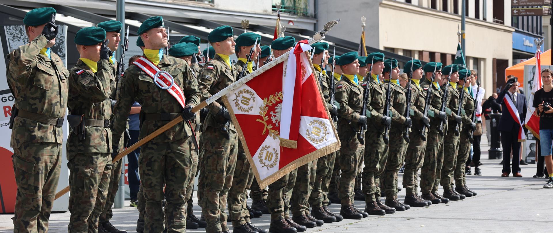 Wojskowa asysta honorowa to jest poczet sztandarowy oraz kompania reprezentacyjna złożona z żołnierzy 10 Brygady Logistycznej oddaje honory.