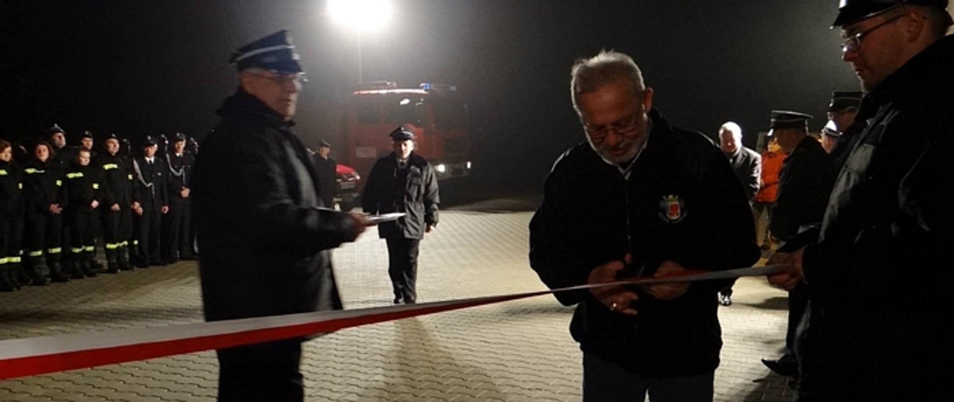 Zdjęcie przedstawia uroczystośc przecięcia wstęgi