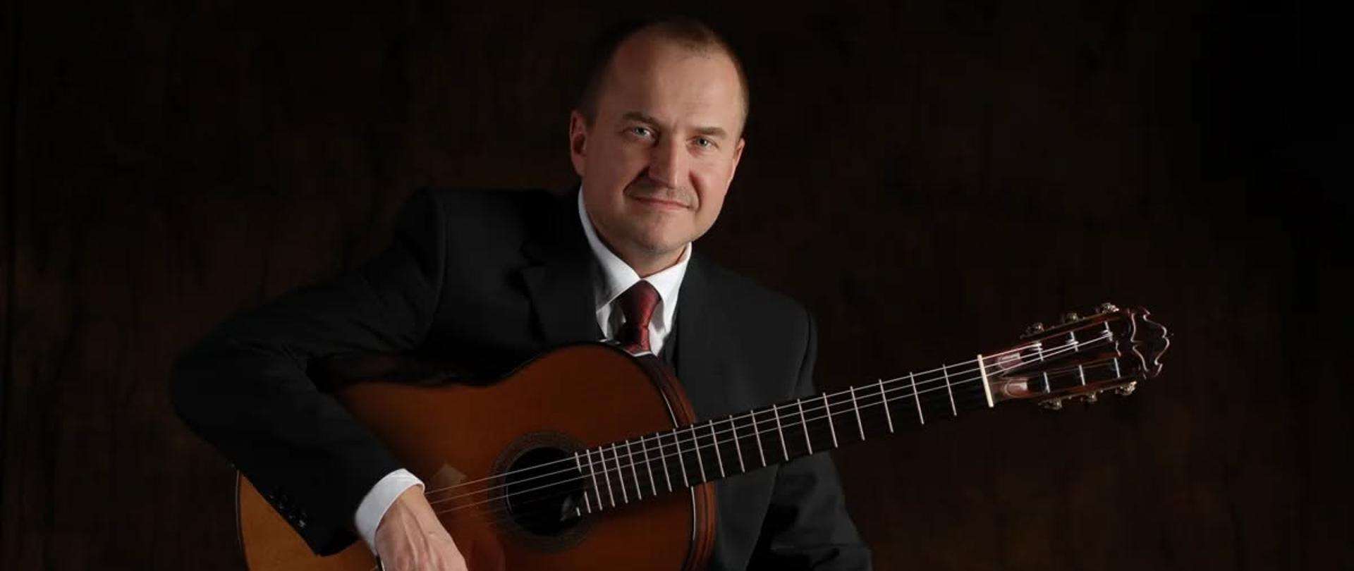 Za swój dorobek artystyczny i pedagogiczny otrzymał m.in. Nagrodę Rektora Akademii Muzycznej im. K. Lipińskiego we Wrocławiu, Nagrodę Prezydenta Wrocławia przyznaną z okazji milenium tego miasta, pięciokrotnie Nagrodę Indywidualną I st. Dyrektora Centrum Edukacji Artystycznej w Warszawie, Nagrodę Ministra Kultury i Sztuki, Srebrny Krzyż Zasługi oraz Złoty Medal za Długoletnią Służbę. W 2014r. został mu nadany przez Ministra Edukacji Narodowej tytuł honorowego Profesora Oświaty.