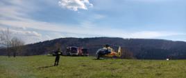 Śmigłowiec oraz samochody pożarnicze na wyznaczonym lądowisku
