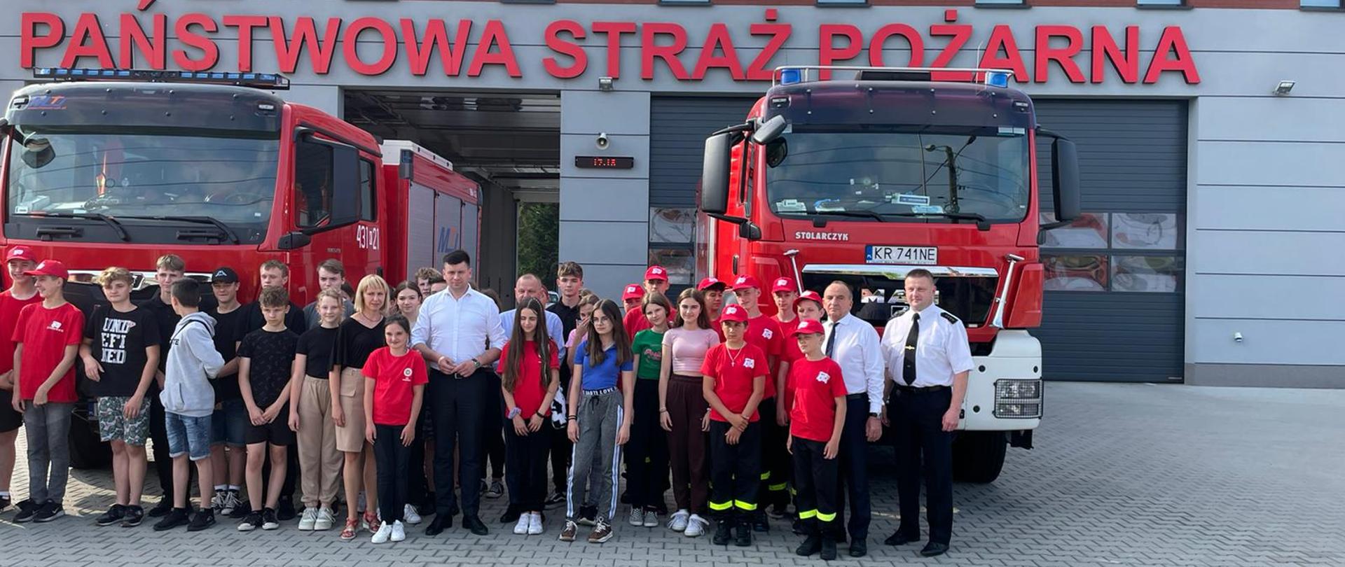 Warsztaty MDP.- zdjęcie uczestników przed Komenda Powiatową PSP.