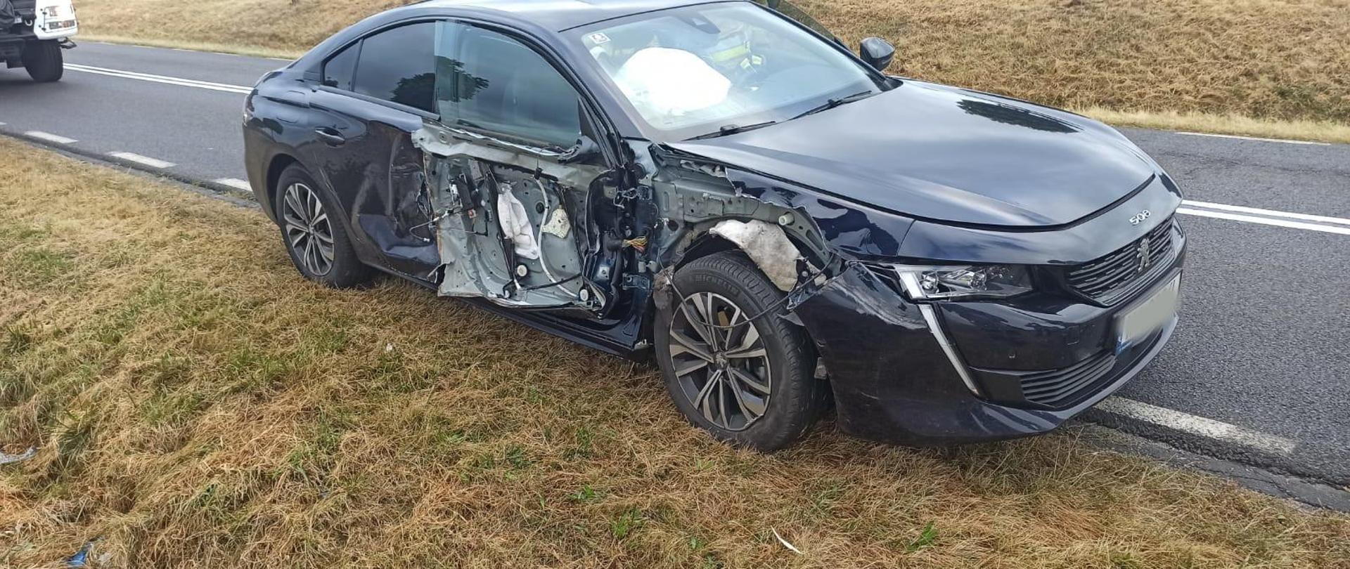 Samochód osobowy z zerwaną blachą z nadkola i drzwi