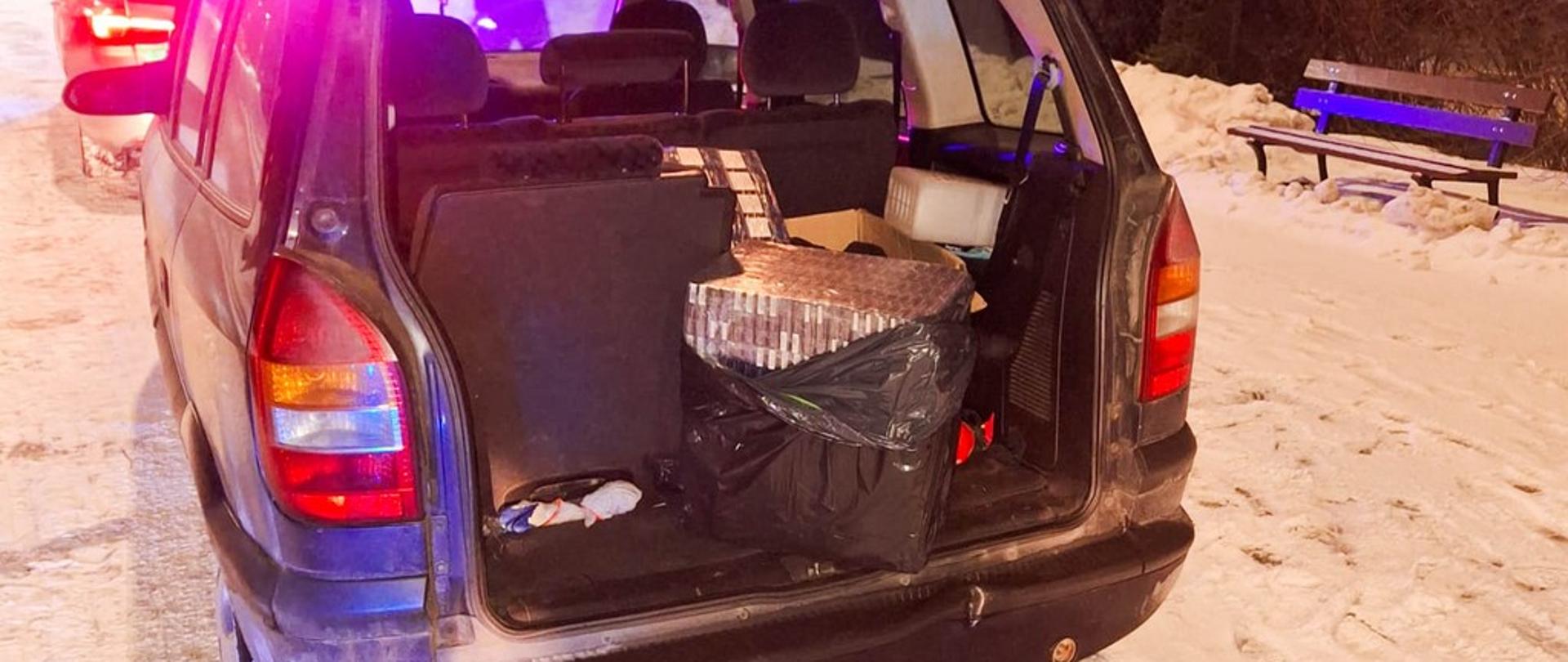 Papierosy w bagażniku auta