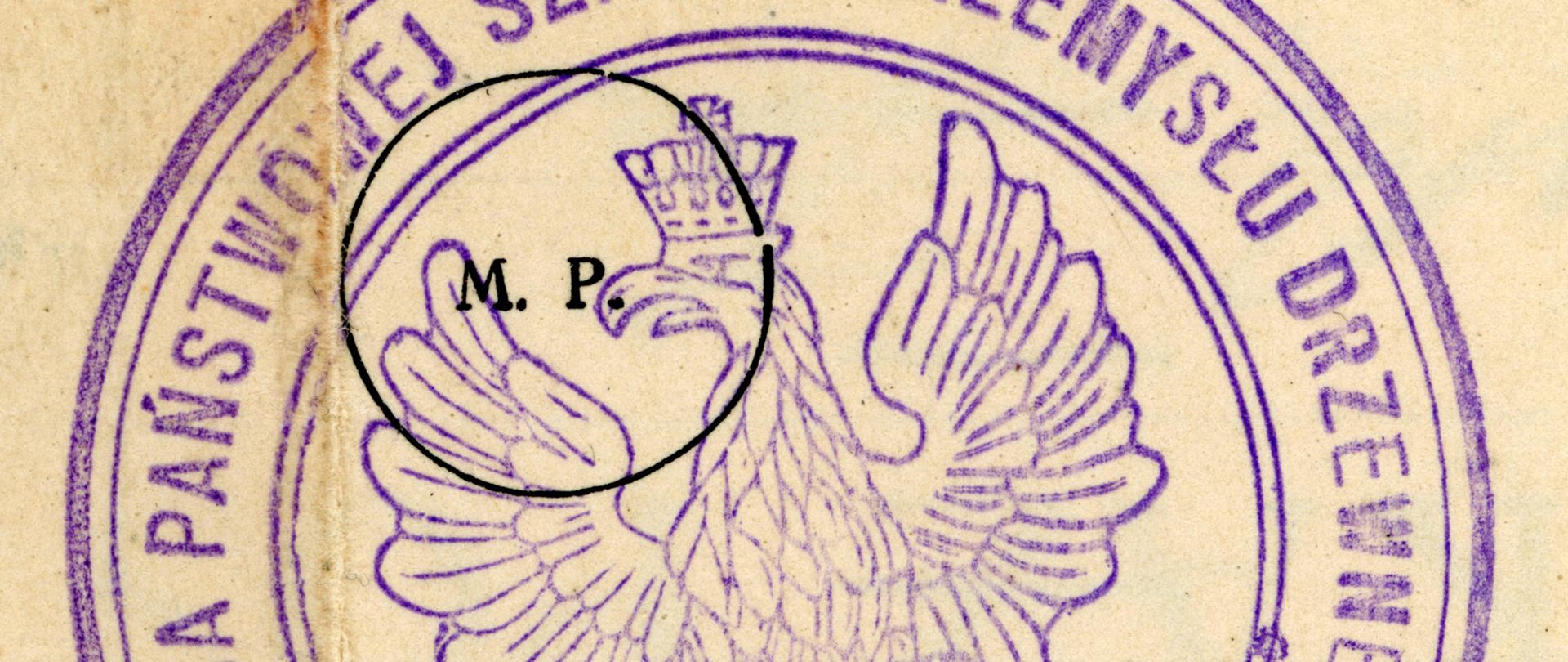 Na zdjęciu widzimy barwny odcisk pieczęci z napisem: Dyrekcja Państwowej Szkoły Przemysłu Drzewnego w Zakopanem. Tekst napisany jest po okręgu. W środku widnieje orzeł w koronie. Odcisk wykonany jest w kolorze fioletowym.