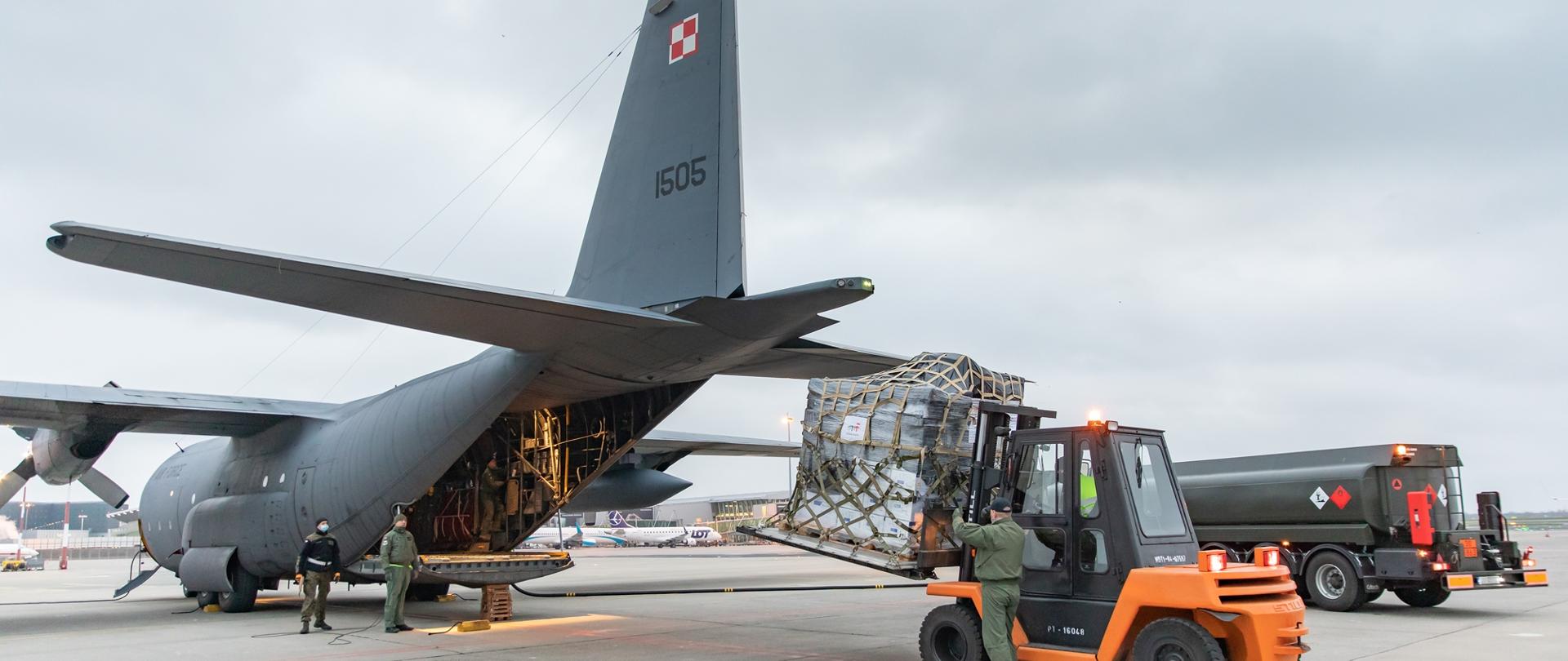 trwa załadunek samolotu z darami dla Kazachstanu i Uzbekistanu