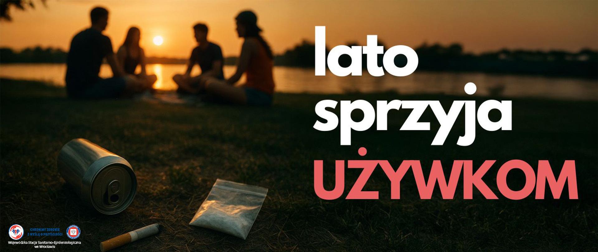 Grup osób siedząca o zachodzie słońca nad jeziorem, wokoło nich rozrzucone puszki po napojach, niedopałki papierosów i opakowanie po dopalaczach