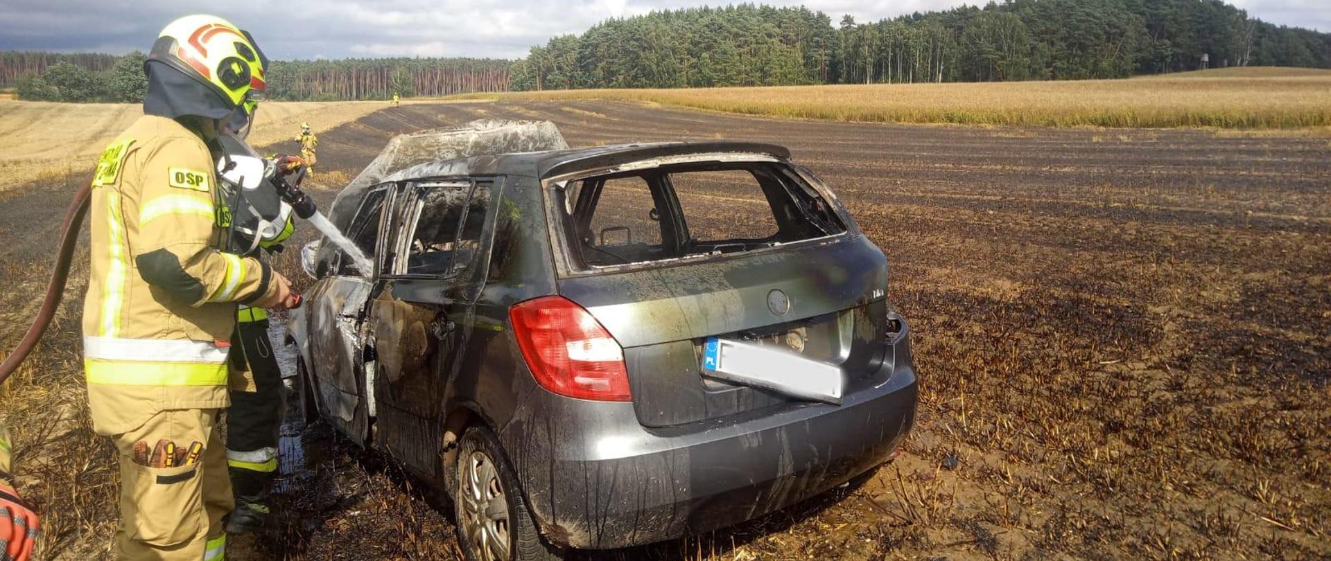 Strażak gaszący samochód