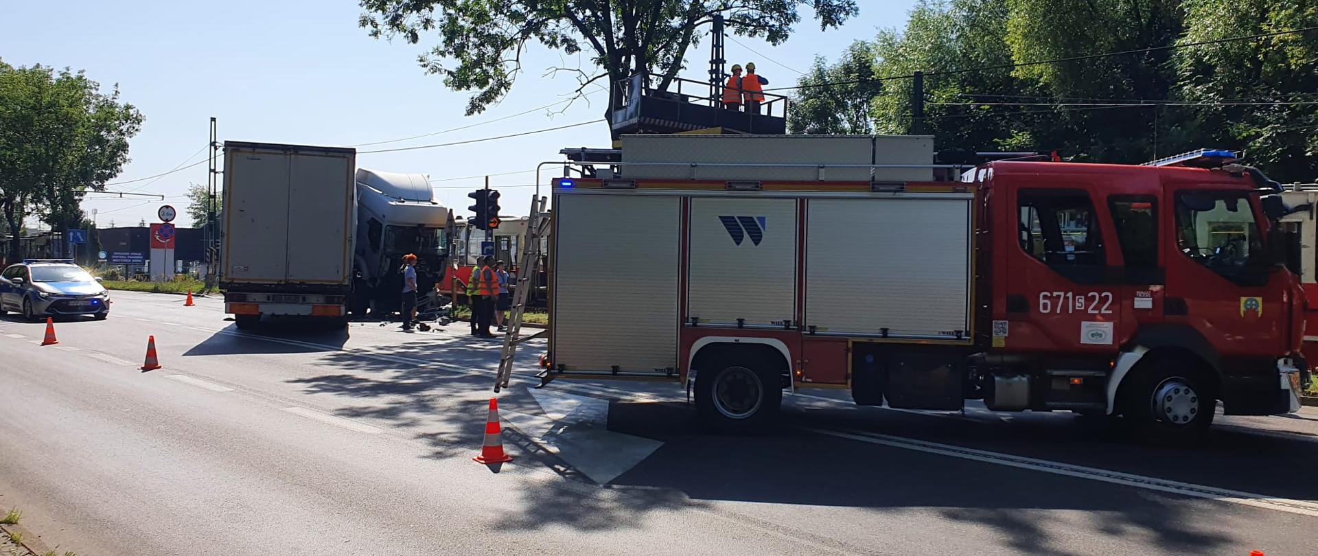 Zabezpieczenie miejsca zdarzenia przy wykorzystaniu pojazdu pożarniczego.