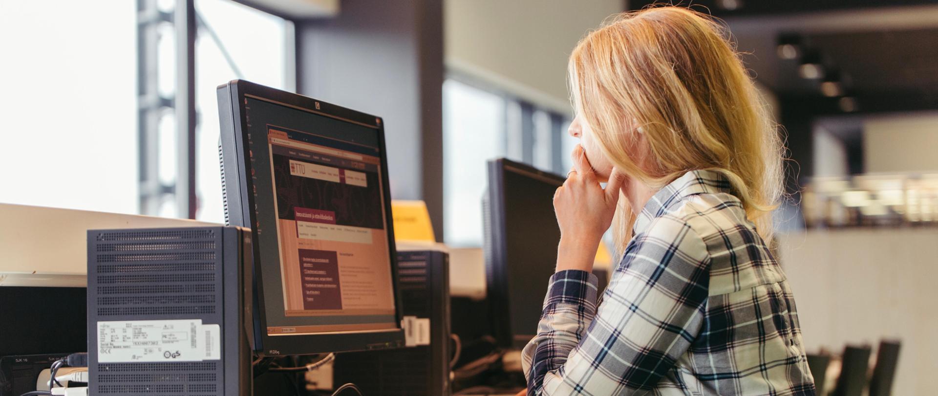 Zdjęcie kobiety korzystającej z komputera