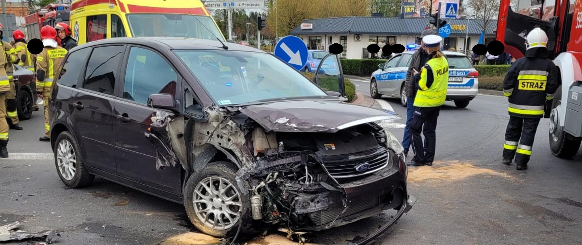 Widać uszkodzony samochód od przodu, w tle Policja i Straż Pożarna