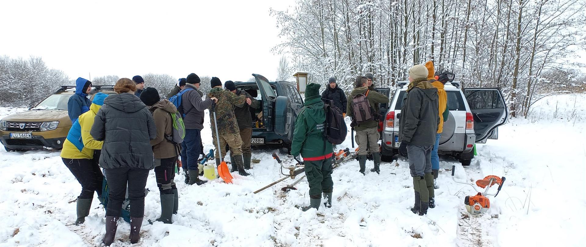 Pracownicy podczas przygotowania do prac terenowych, fot: Krzysztof Wojciechowski 