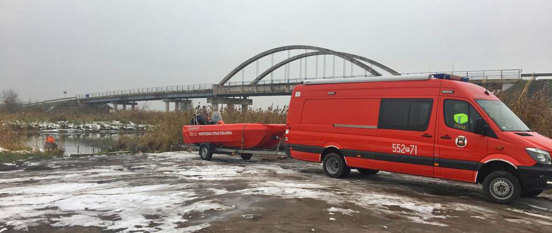 Na zdjęciu widać samochód SGRW-N w Pile z przyczepką na której znajduje się łódź.