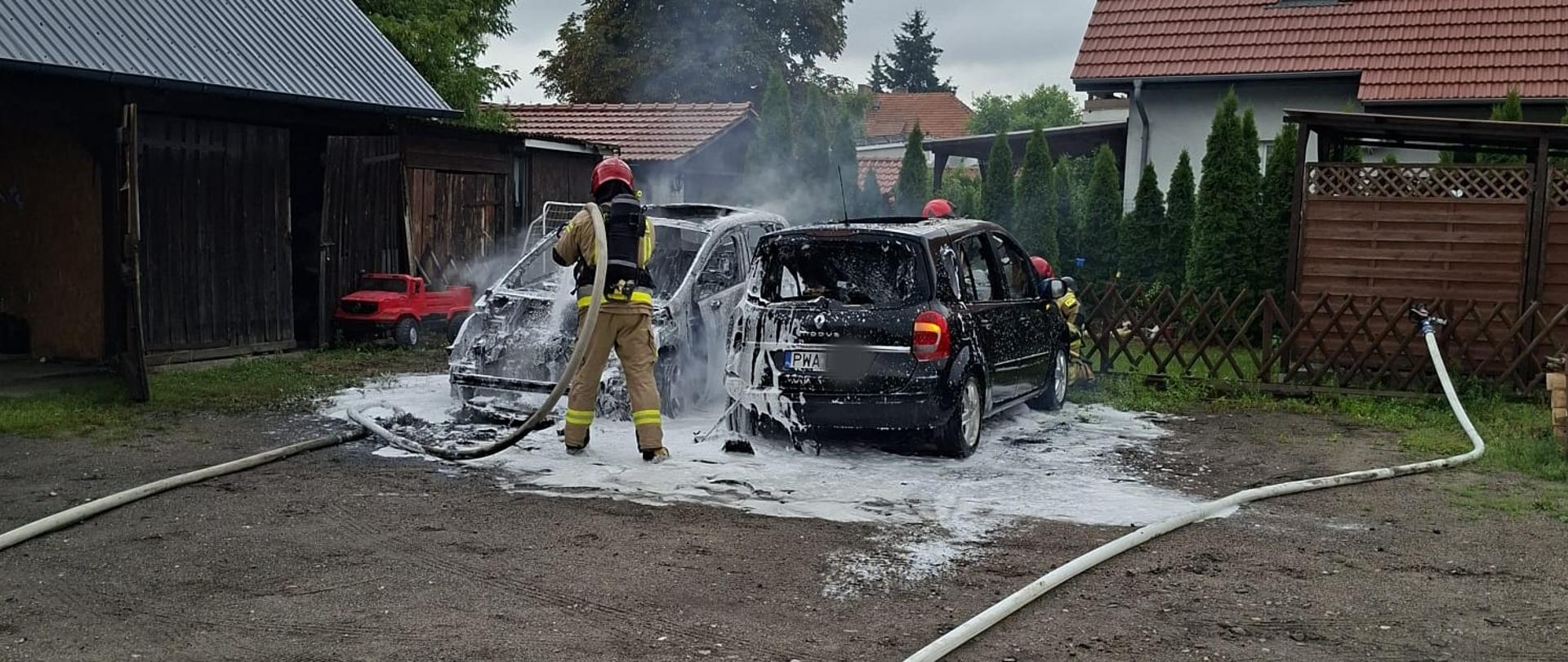 Na zdjęciu widać spalone pojazdy osobowe 