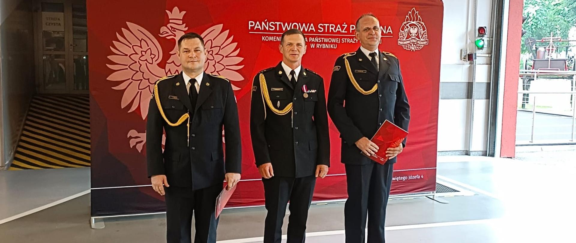 Uroczysta zmiana służby z okazji przejścia strażaków na zaopatrzenie emerytalne