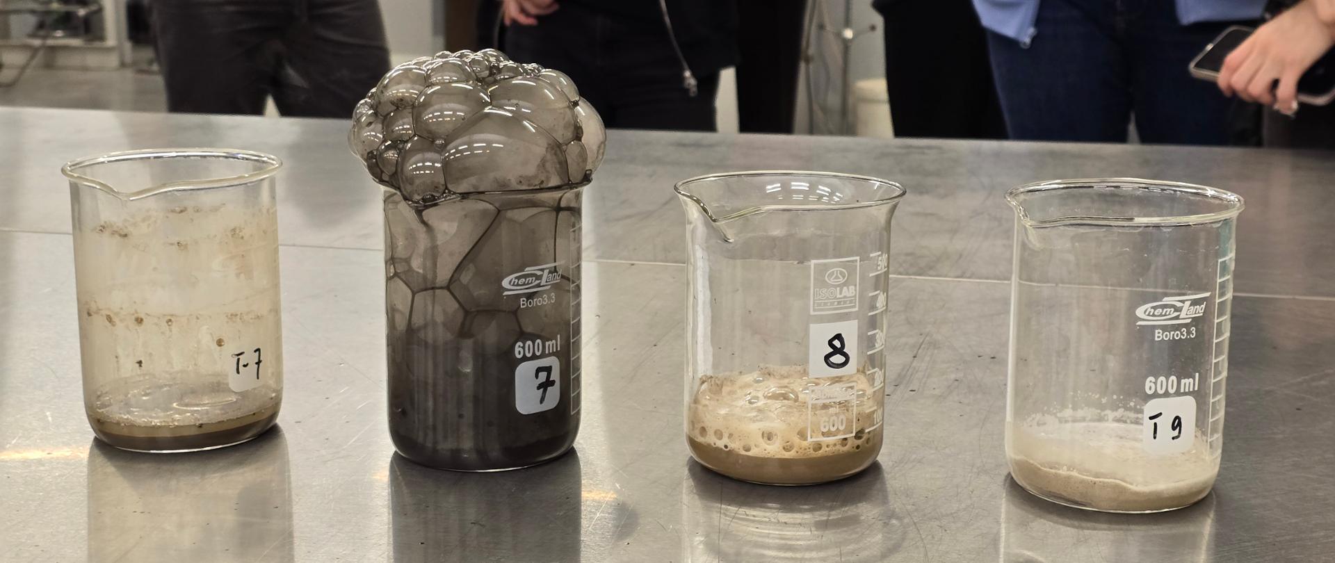 Naczynia z materiałem do badań