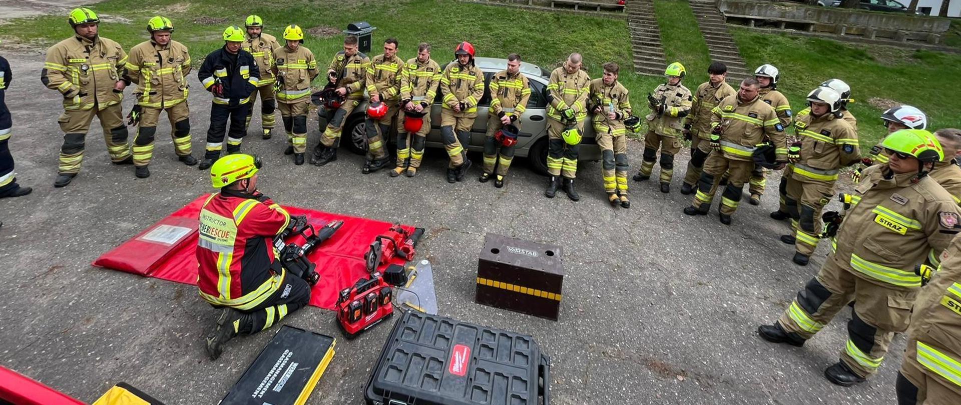 Uczestnicy kursu przed rozpoczęciem zajęć praktycznych.