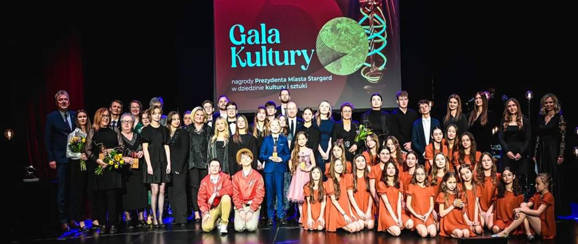 Zdjęcie laureatów z gali wręczenia Nagród Prezydenta Miasta Stargard w dziedzinie kultury za rok 2023. Fot. Sebastian Ler.