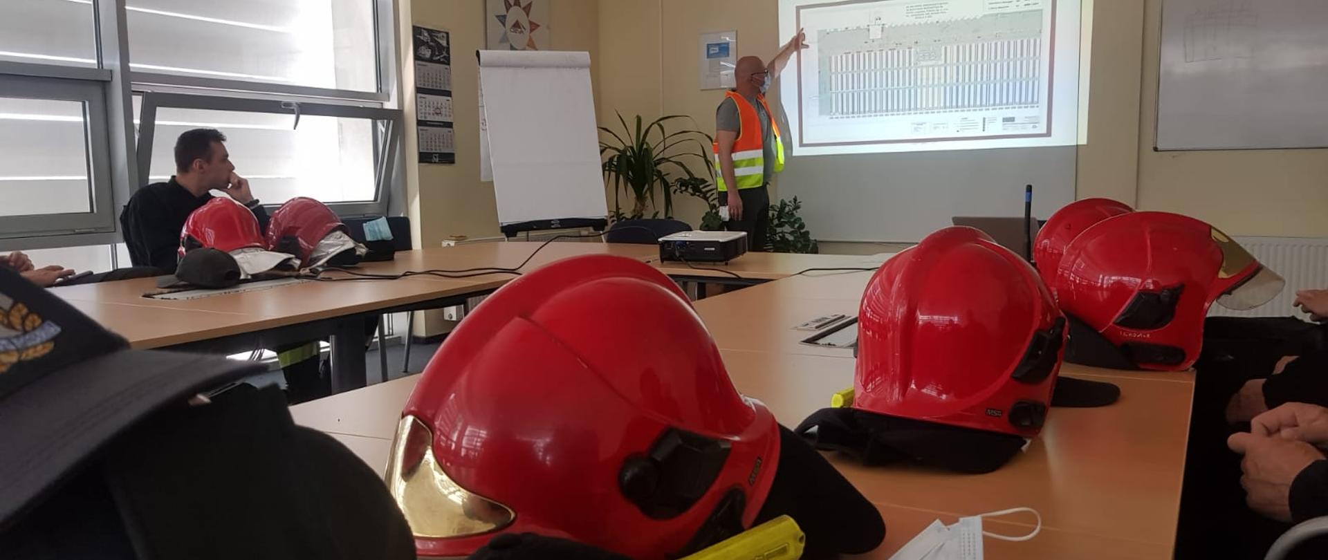 Na zdjęciu widać strażaków oraz pracownika zakładu podczas rozpoznania operacyjnego obiektu.