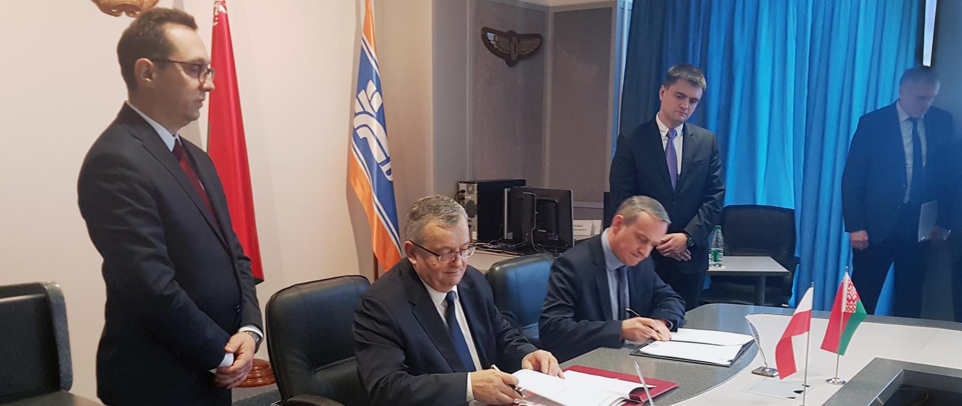 Minister A. Adamczyk podpisał umowę o utrzymaniu mostów kolejowych