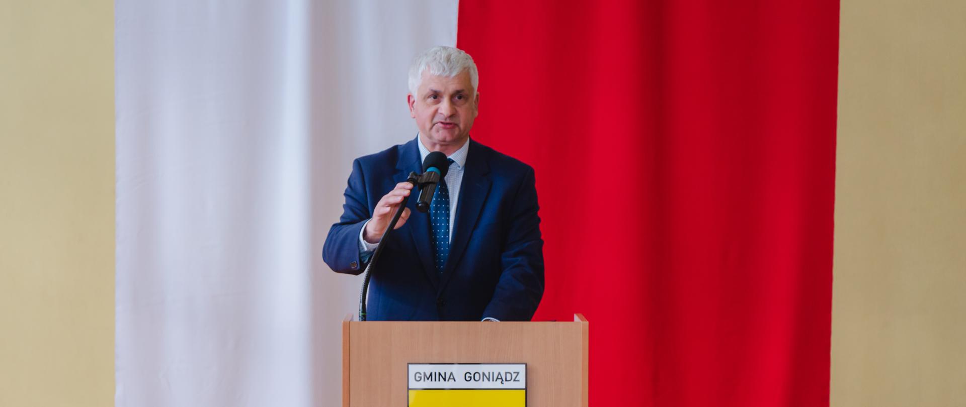 Wojewoda podlaski Bohdan Paszkowski na uroczystym nadaniu szkole podstawowej w Goniądzu imienia Jana Pawła II 