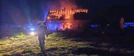 Na zdjęciu widać palący się budynek mieszkalny jednorodzinny - pali się więźba dachowa i poddasze.