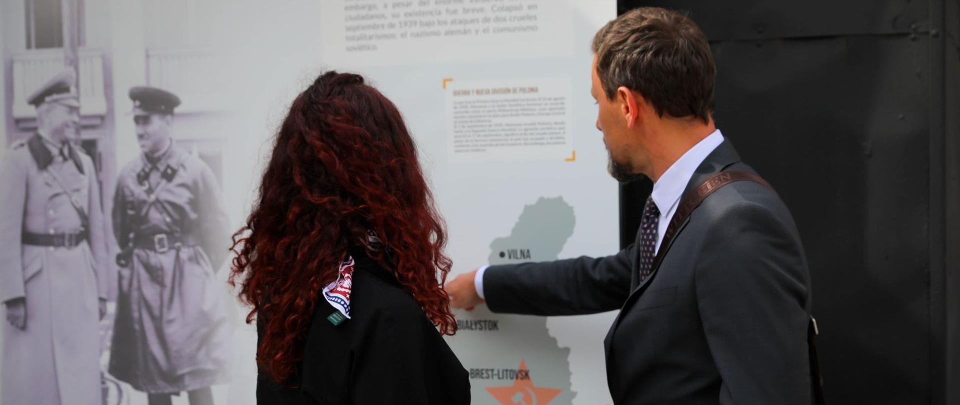 Chargé d'affaires a.i. Michał Świetlik i Maria Fernanda Garcia dyrektor Muzeum Pamięci i Praw Człowieka w Santiago