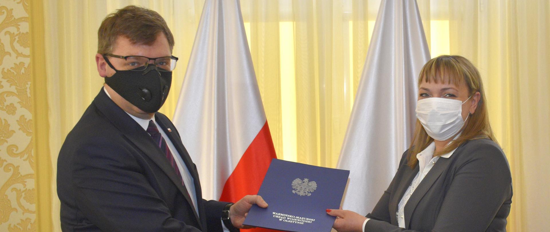 Wojewoda wręcza nominację nowej Pani Dyrektor Wydziału Zdrowia