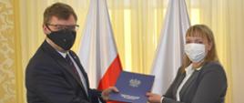 Wojewoda wręcza nominację nowej Pani Dyrektor Wydziału Zdrowia