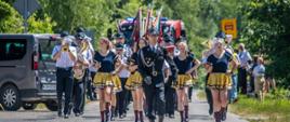 Przemarsz orkiestry strażackiej oraz pocztów sztandarowych ulicami Skuł