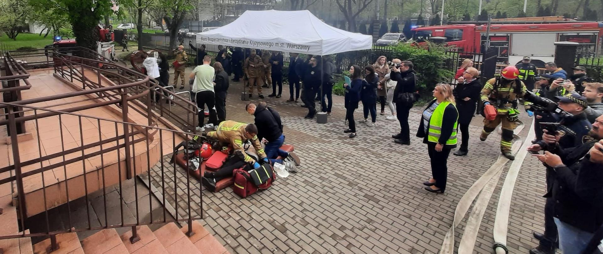 Poszkodowane w wybuchu dzieci są przed szkołą gdzie udzielania jest im pomoc.