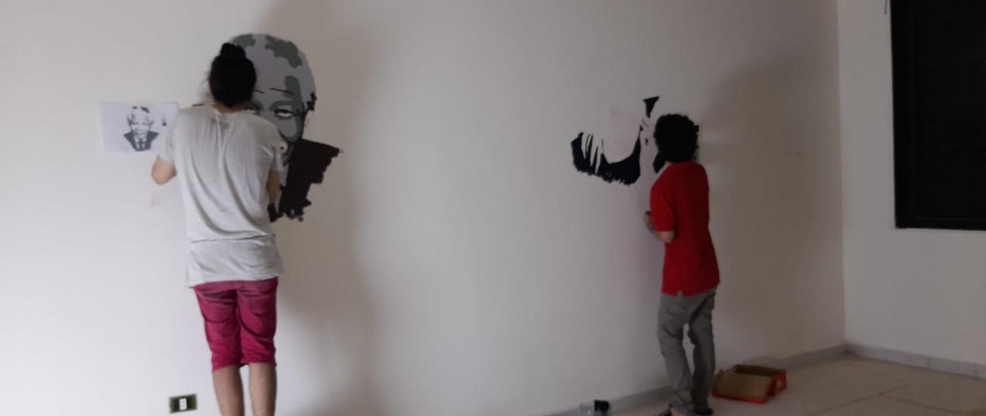 trwa malowanie grafik w ośrodku szkoleniowym ośrodka szkoleniowego w rejonie obozu dla uchodźców Burj Barajneh, na południowych przedmieściach Bejrutu