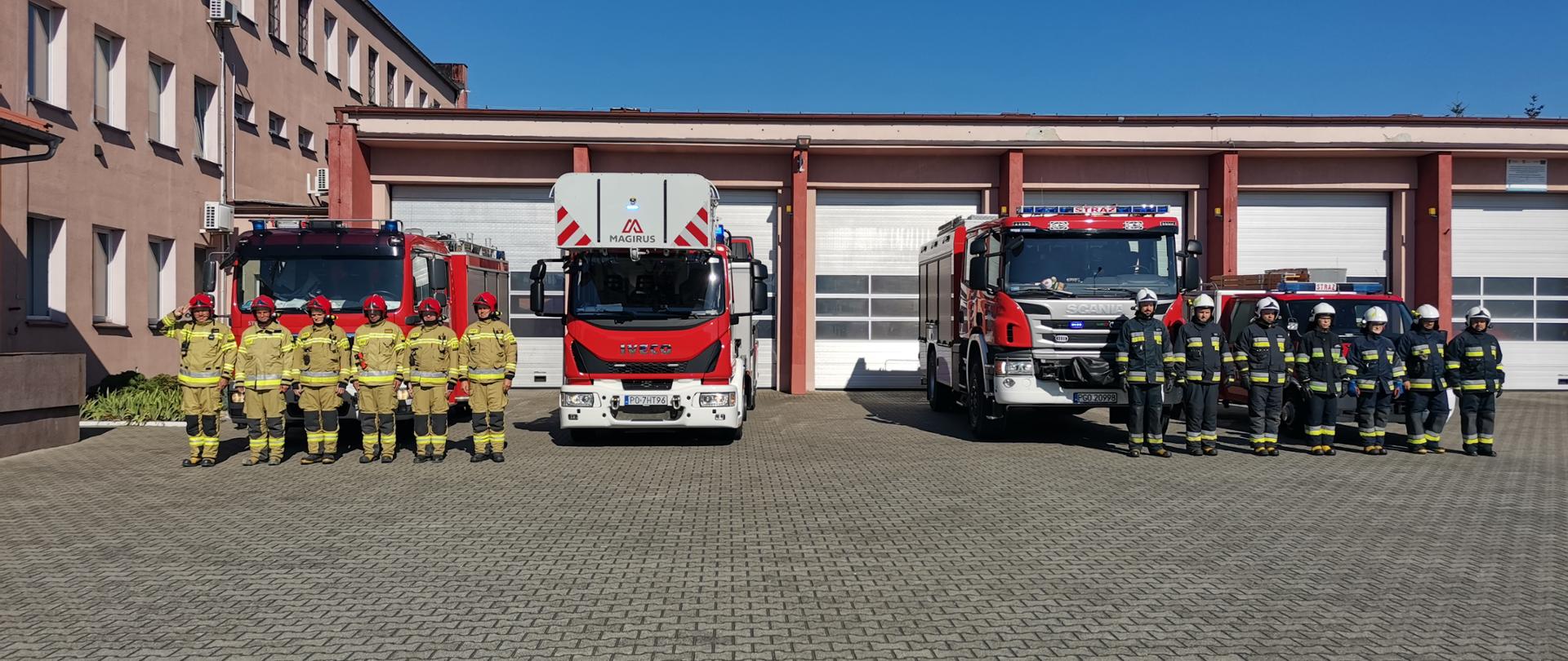 Uroczysta zbiórka z okazji wybuchu Powstania Warszawskiego. Strażackie pododdziały PSP i OSP na tle pojazdów ratowniczo - gaśniczych 