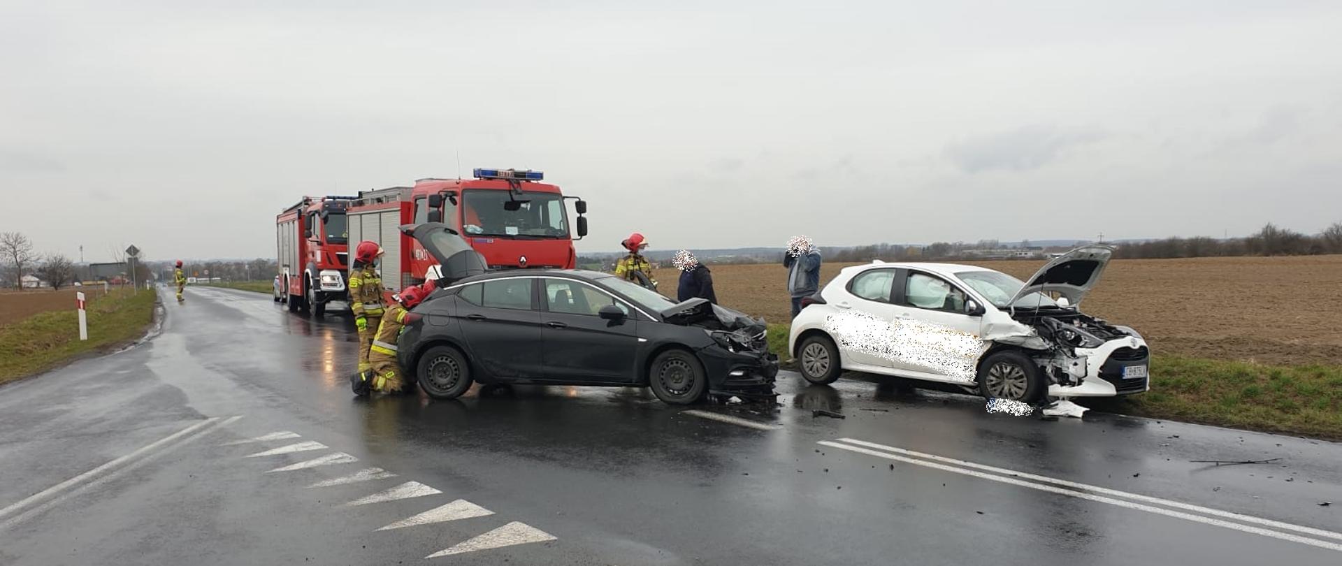 Kolizja 2 samochodów osobowych w Dąbrówce