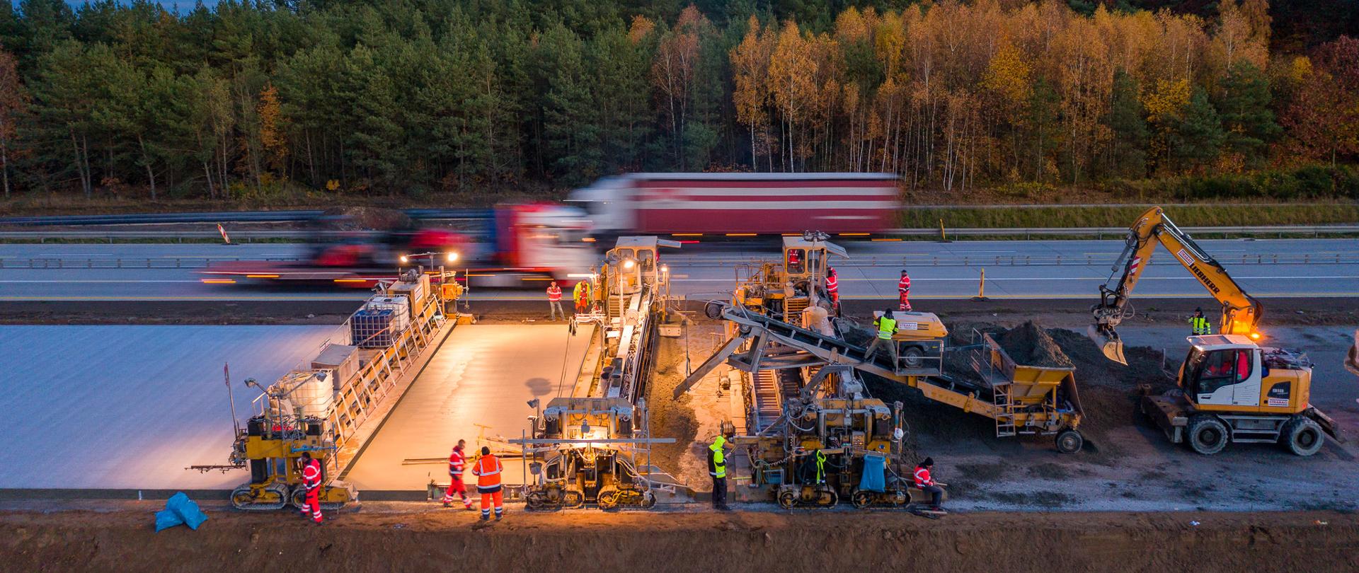 Układanie nawierzchni betonowej na odcinku A1 Kamieńsk - Radom