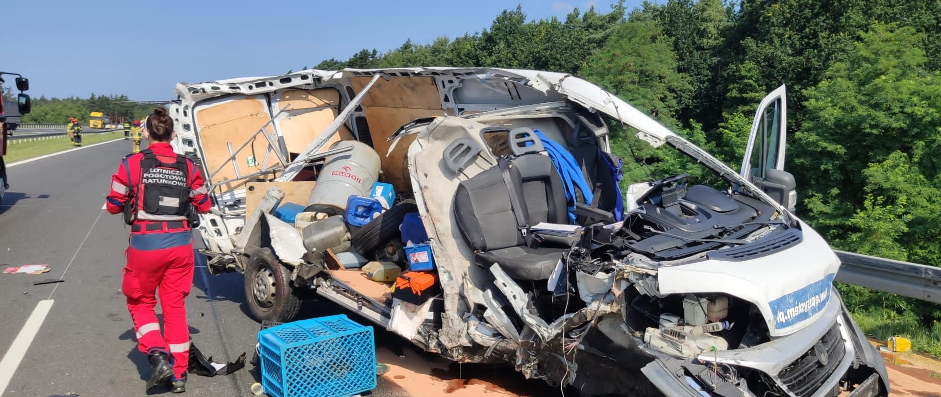 Samochód dostawczy po uderzeniu w TIR-a