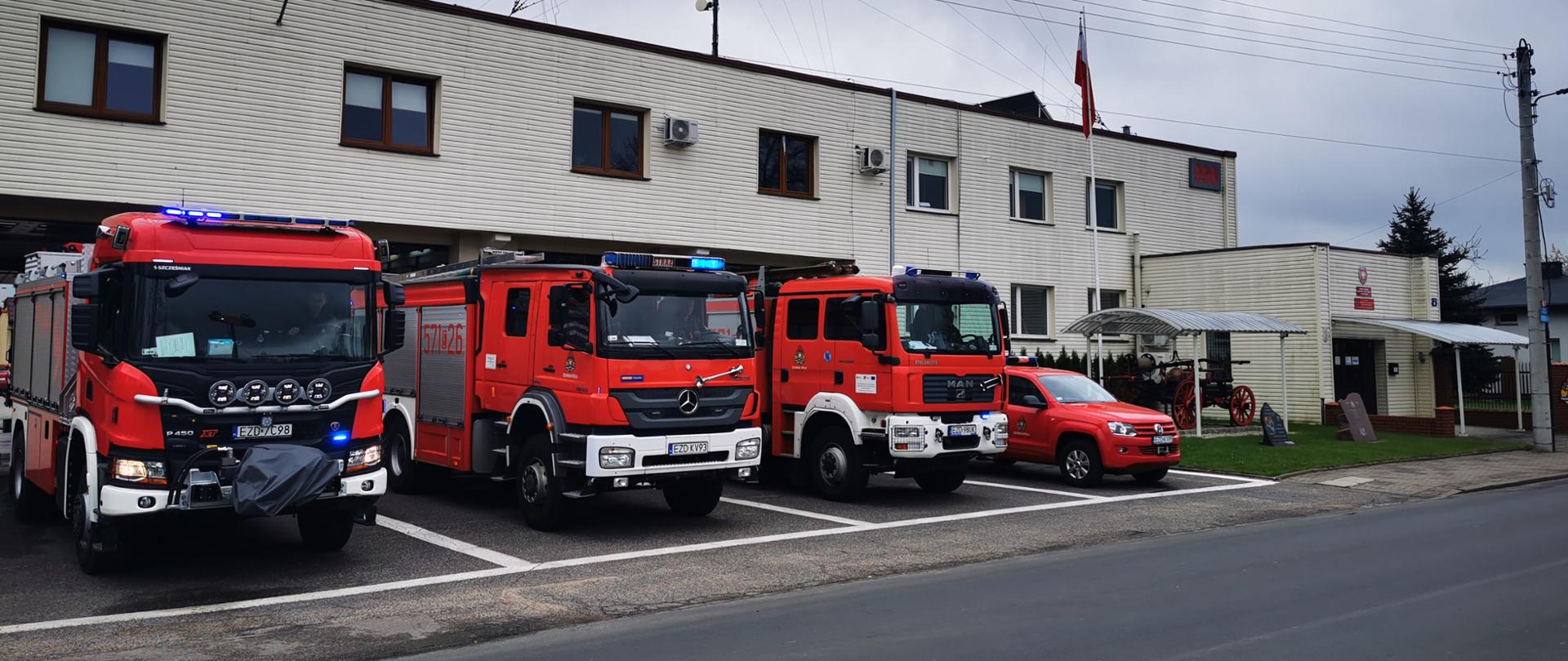 Na zdjęciu widoczne są pojazdy pożarnicze z włączoną sygnalizacją błyskową.