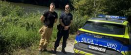 Strażak i Policjant nad akwenem wodnym