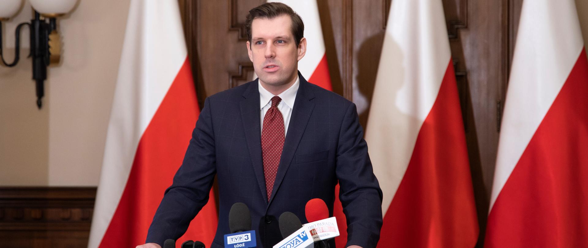 Wojewoda łódzki Tobiasz Bocheński w trakcie konferencji poświęconej bieżącej sytuacji pandemicznej w regionie