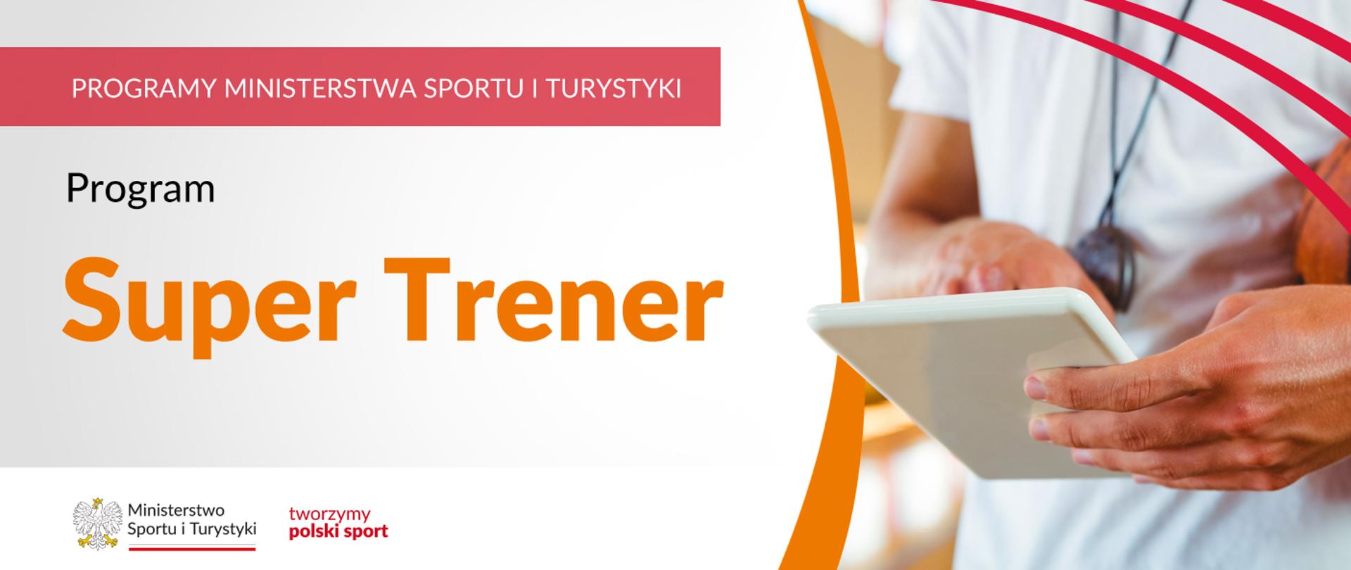 Na samej górze grafiki znajduje się biały napis na czerwonym tle "Programy Ministerstwa Sportu i Turystyki", a poniżej napis "Program Super Trener". Na samym dole znajduje się logotyp Ministerstwa sportu i Turystyki oraz hasło tworzymy polski sport. Po prawej stornie grafiki znajduję się zdjęcie osoby ze stoperem zawieszonym na szyi oraz trzymającą białą tabliczkę.