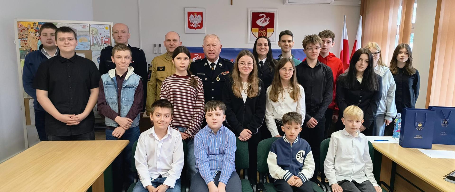 Na zdjeciu widoczni sa funkcjonariusze z Komendy powiatowej państwowej w Ostrowcu Świętokrzyskim wraz z uczestnikami podczas Turnieju.