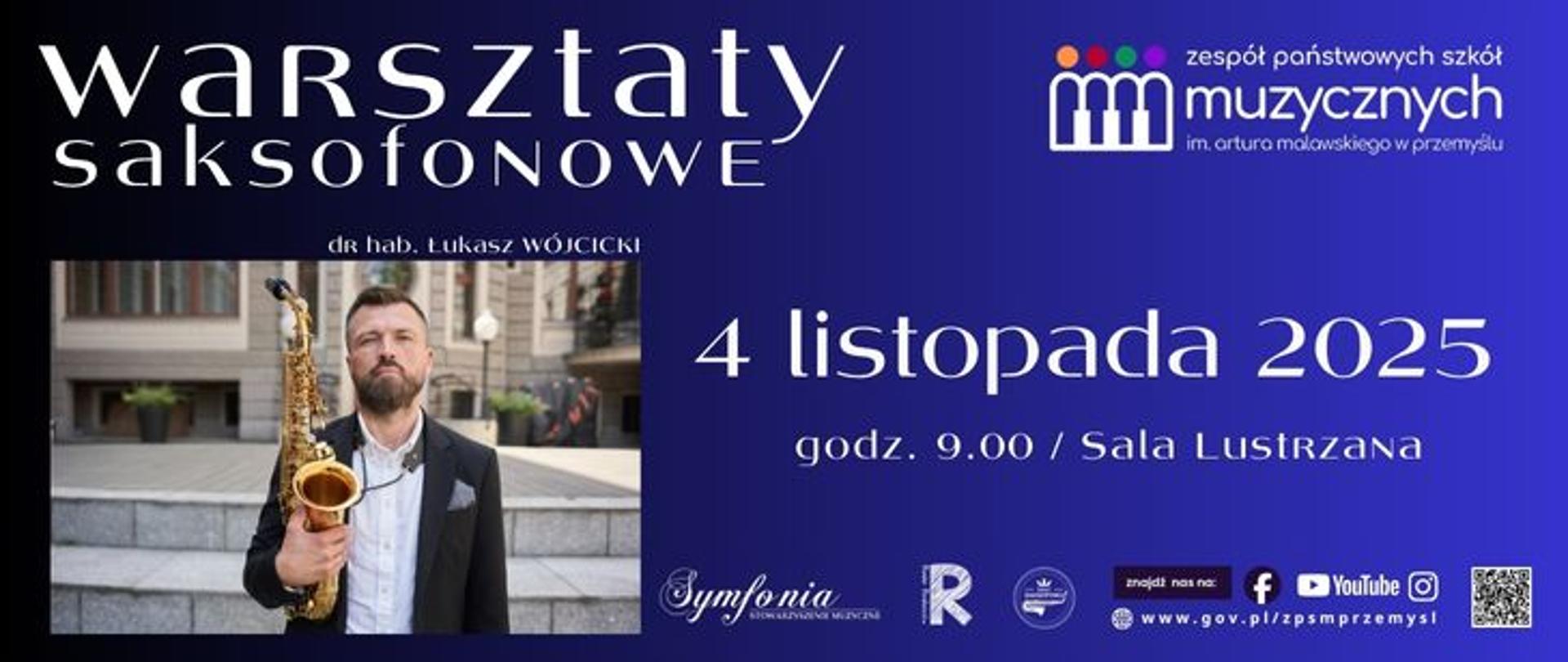 Grafika informująca o Warsztatach saksofonowych prowadzonych przez dr hab Łukasza Wójcicckiego. Grafika w kolorze niebieskim z gradientem w czerń. Na grafice z lewej strony u góry napis Warsztaty sakosofonowe, poniżej zdjecie prowadzącego z podpisem. Z prawej strony logo szkoły, data i godzina warsztatów - 4 listopada 2025, 9:00. Na dole loga partnerów i sponsorów