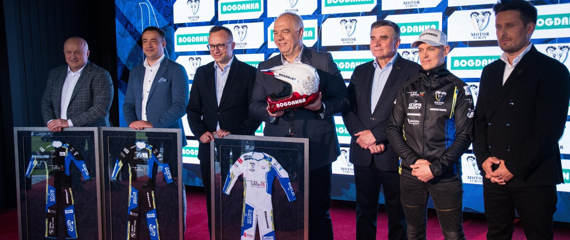 Zdjęcie grupowe podczas konferencji prasowej. Na zdjęciu m.in. wicepremier Jacek Sasin. 