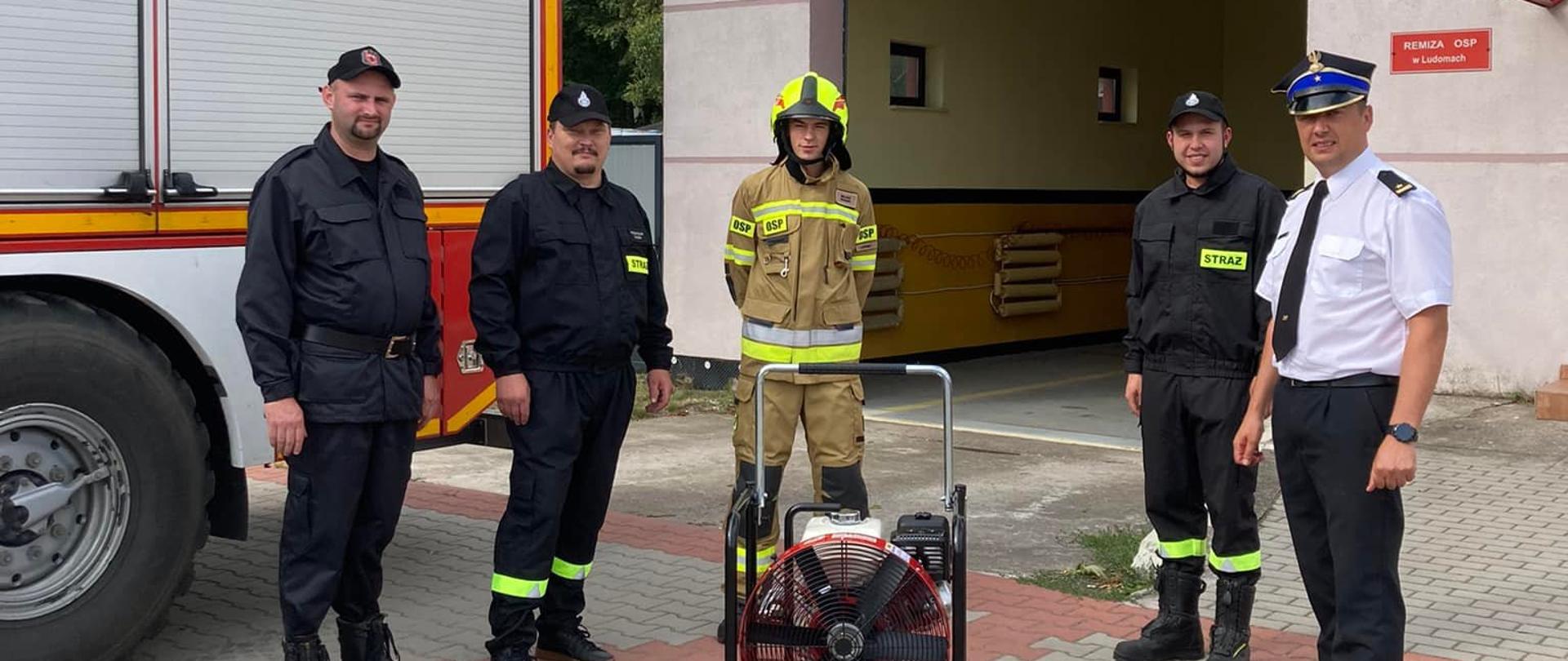 W dniu 13.07.2022 r. przed siedzibą jednostki OSP Ludomy odbyło się oficjalne przekazanie na ręce druhów nowoczesnego wentylatora oddymiającego z funkcją gaszenia PH-VP600. 