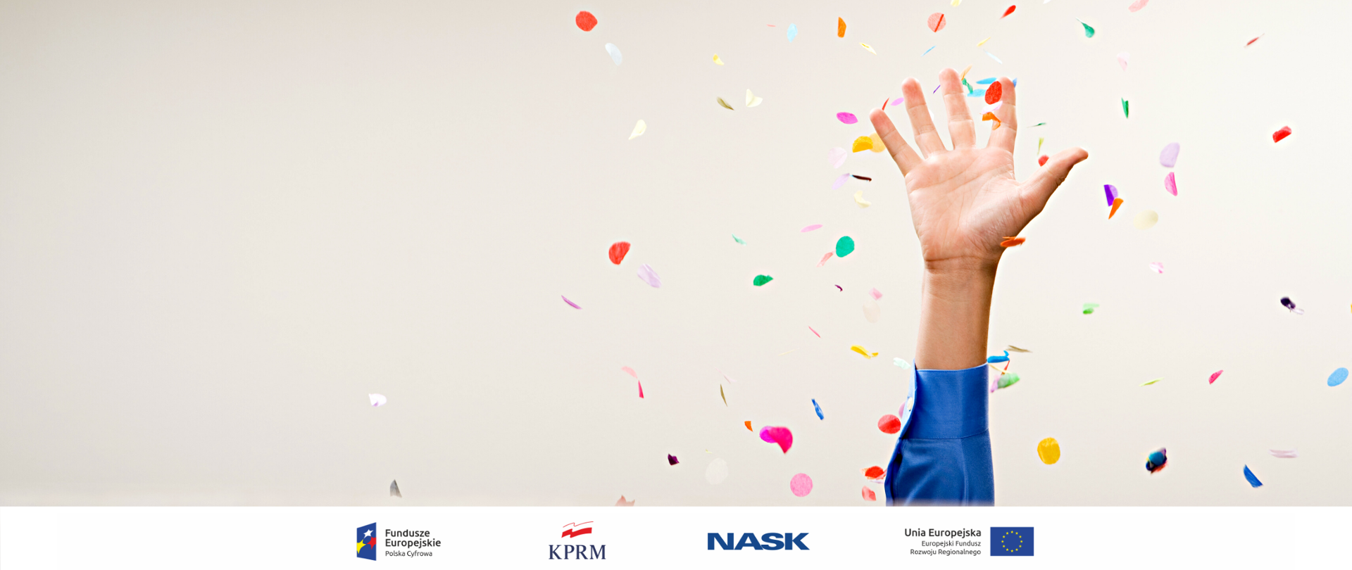 Męska ręka rozrzucająca kolorowe confetti - uniesiona w górę, rozłożona dłoń.