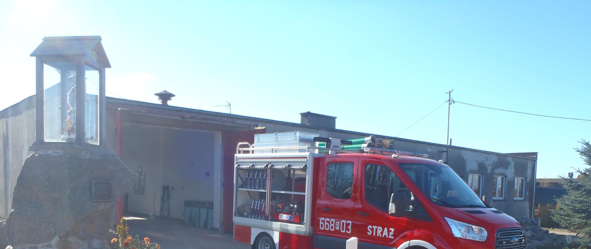 Widok remizy z pojazdem