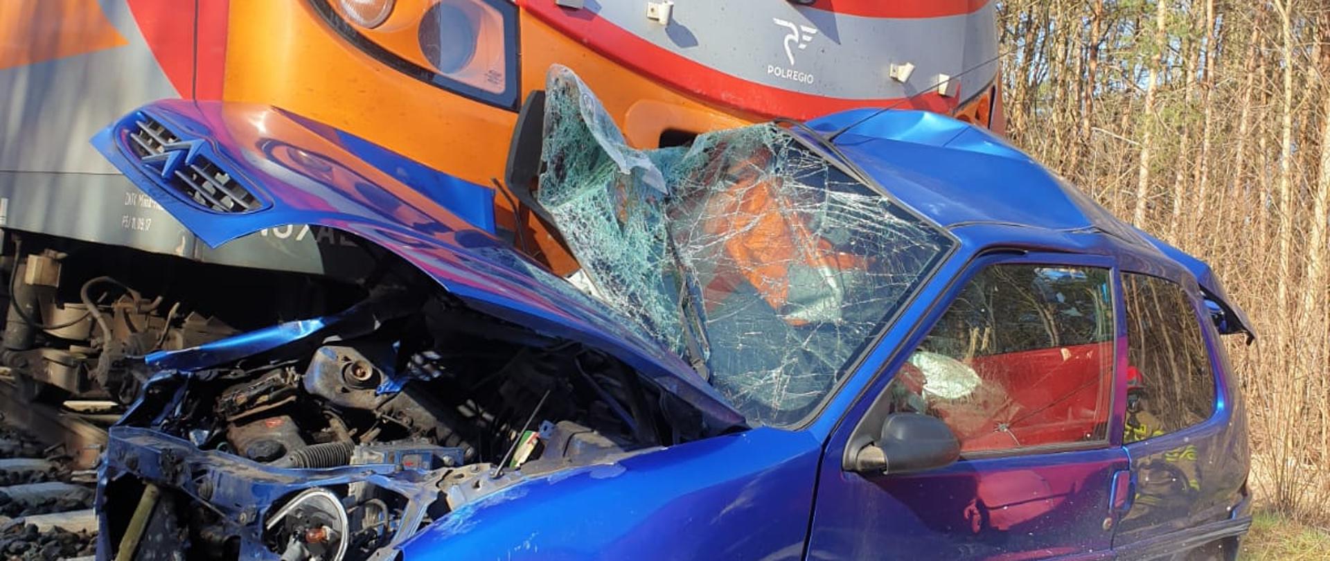 Zderzenie samochodu osobowego z pociągiem w Roźnowie