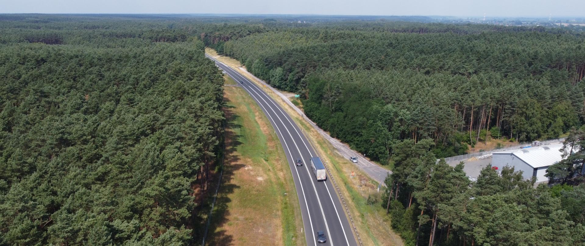 Zdjęcie z drona prezentujące drogę S10 przed budową drugiej nitki drogi. Widok drogi łączy się ze starodrożem, którym droga ta biegła przed 2007 rokiem.