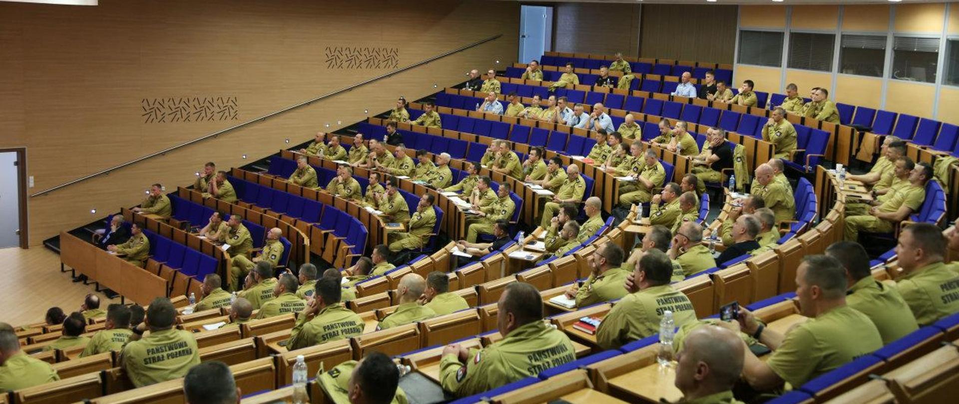 Funkcjonariusze PSP siedzący w auli CS PSP podczas wykładu