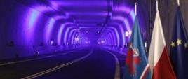 Tunel po Świną, na zdjęciu widać tunel podświetlony na niebiesko, po prawej stoją flagi Polski, UE i woj. zachodniopomorskiego 
